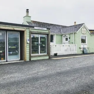 The perfect spot out west for a cuppa and slice of amazing cake. With the added bonus of some very cute baby goats. Only a 10 min drive from #oldmoorens @the_original_cake_fridge  #visitshetland #promoteshetland #islandholiday #cottageholiday #selfcateringaccommodation #burnoflunklet
