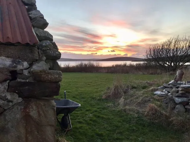 Sunsets are back! Nothing beats this and the sound of whaps (curlews) and shalders (oyster catchers) 💕 #shetlandsunset #shetlandspringtime #birdsnestingseason