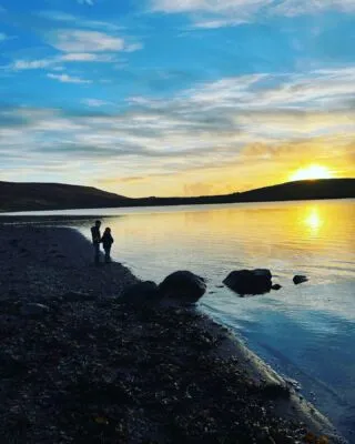***** MARCH AVAILABILITY****** 
Due to cancellation, the Old Moorens is available throughout March. Come to Shetland and enjoy the last of the Fire Festivals, the first of the spring flowers, the return of beautiful sunsets, and probably some wild gales 💨 
#shetlandislands #promoteshetland #shetlandholidayaccomodation #crofthouseholiday #scottishislandpassport #lovescottishislands