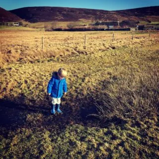 Some beautiful blue skies this weekend. Loads of outside time and guttery wellies 🌤 #springiscoming #wellieboots #staycation #selfcateringcottage #visitshetland #visitscotland #promoteshetland #inspiredbyshetland
